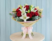 Букет цветов из:  Лилии и Розы в Курдюковской