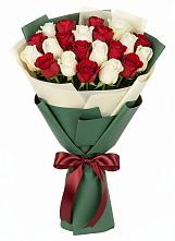 Букет Микс из красных и белых роз в Курдюковской