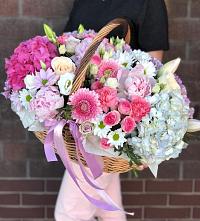 Композиция солнечный день в Курдюковской Цветочная композиция из Розы, Хризантемы, Пионы и Лизиантусы в корзине в Курдюковской