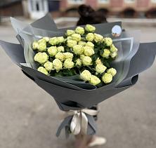 Букет Белые кустовые розы Солинеро в Курдюковской