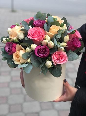 Цветочная композиция из Розы в шляпной коробке в Курдюковской