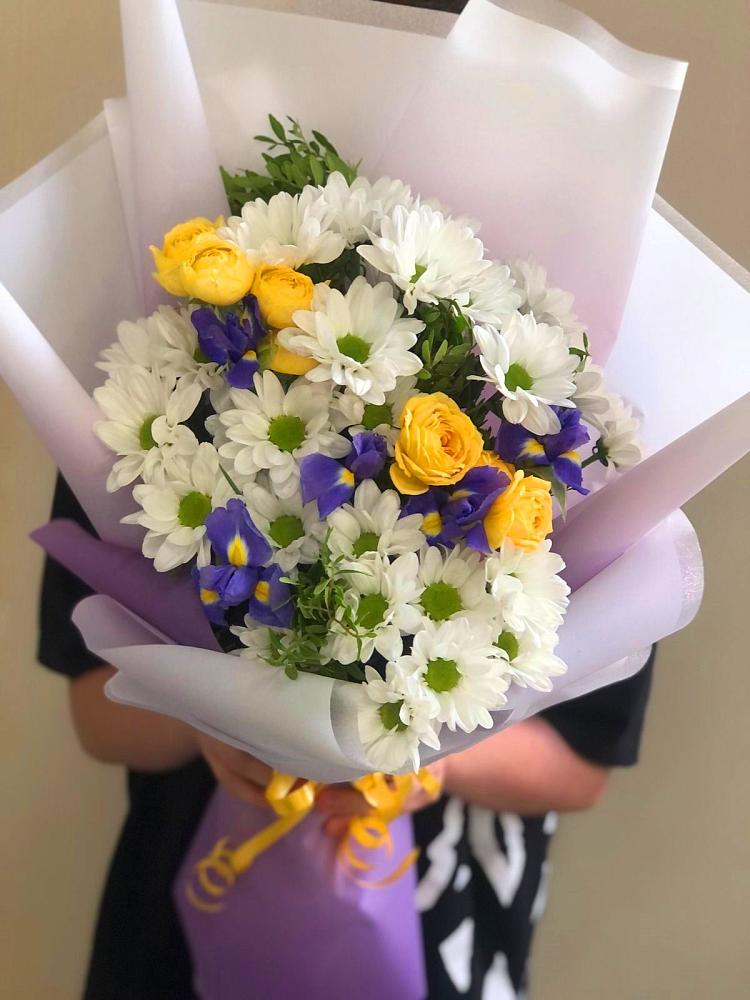 Букет цветов из: Ирисы, Хризантемы и Розы в Курдюковской