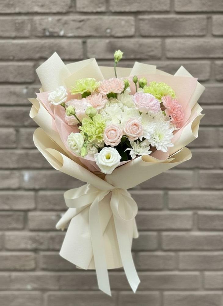 Букет цветов из: Гвоздики, Розы, Лизиантусы и Хризантемы в Курдюковской