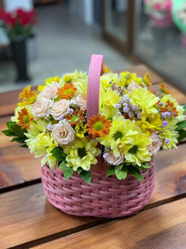 Цветочная композиция из Хризантемы и Розы в корзине в Курдюковской