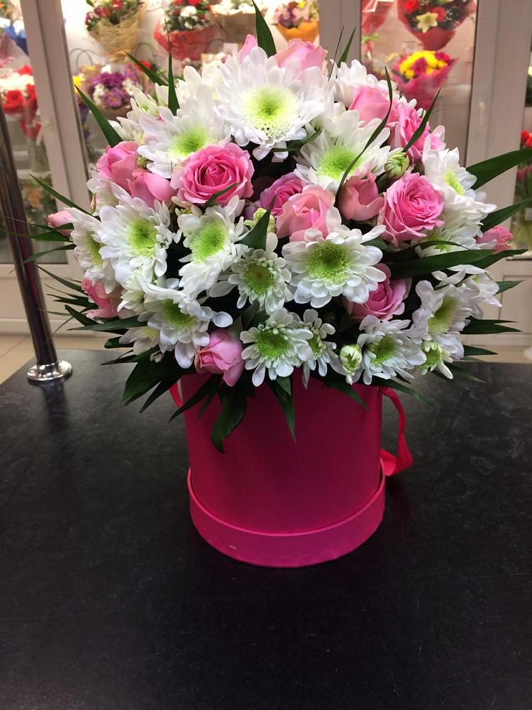 Цветочная композиция из Розы и Хризантемы в шляпной коробке в Курдюковской