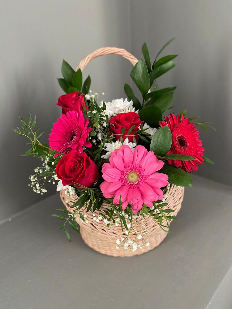 Цветочная композиция из Розы, Хризантемы и Герберы в корзине в Курдюковской
