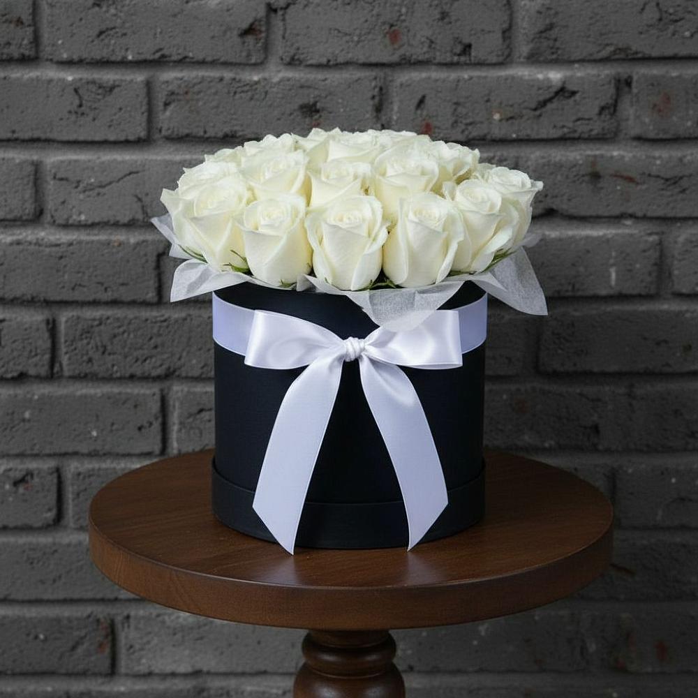 Цветочная композиция из Розы в шляпной коробке в Курдюковской