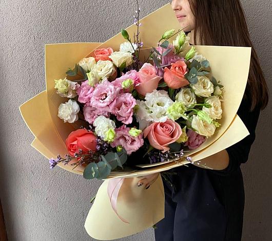 Букет цветов из: Розы, Лизиантусы и Гвоздики в Курдюковской